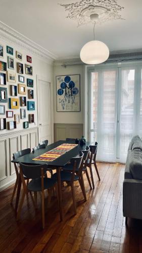 une salle à manger avec une table et des chaises dans l'établissement Stylish Parisian Montmartre 2br Apartment, à Paris