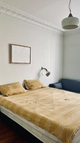 - une chambre avec un grand lit et une lampe dans l'établissement Stylish Parisian Montmartre 2br Apartment, à Paris