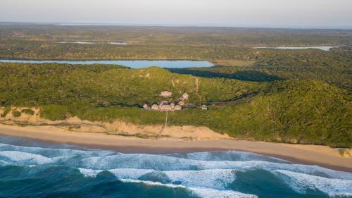 widok z lotu ptaka na plażę i ocean w obiekcie Villa Dugongo w mieście Machangulo