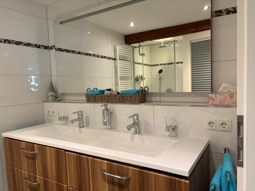 une salle de bains avec un lavabo blanc et un miroir dans l'établissement Historisches Schwarzwaldhaus, à Todtnau