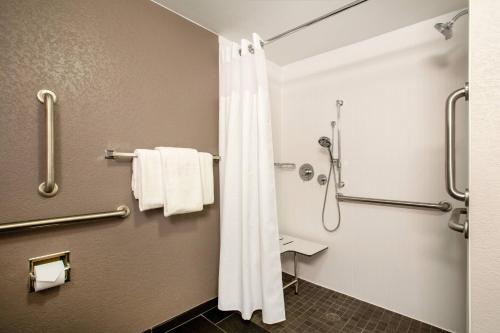 a bathroom with a shower with a shower curtain at Courtyard Orlando Altamonte Springs Maitland in Orlando