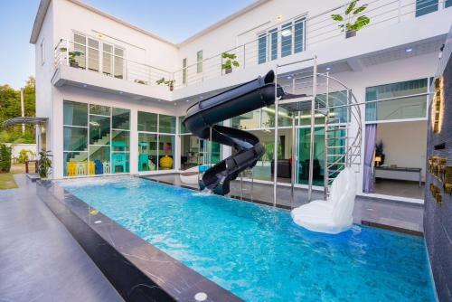 Πισίνα στο ή κοντά στο THE LION KING Luxury PoolVilla Pattaya Ocean Yacht Club 8 Bedrooms