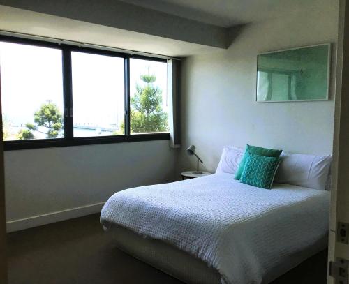 Ένα ή περισσότερα κρεβάτια σε δωμάτιο στο THE WATERFRONT APARTMENTS Family Executive Apartment with Bay Views located on the Geelong Waterfront - 2407