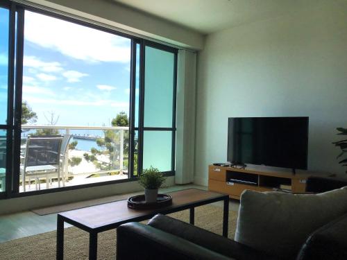 Μια τηλεόραση ή/και κέντρο ψυχαγωγίας στο THE WATERFRONT APARTMENTS Family Executive Apartment with Bay Views located on the Geelong Waterfront - 2407