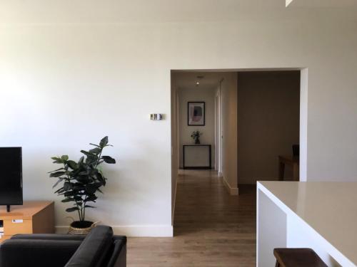 Χώρος καθιστικού στο THE WATERFRONT APARTMENTS Family Executive Apartment with Bay Views located on the Geelong Waterfront - 2407