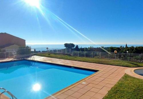 Swimmingpoolen hos eller tæt på Calm private garden seaview shared pool parking