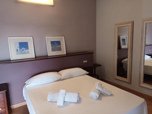 sypialnia z łóżkiem i dwoma ręcznikami na nim w obiekcie Casa MM Fuengirola Beach w mieście Fuengirola