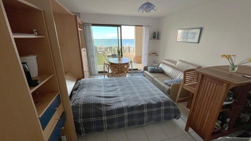 un salon avec un canapé et une table dans l'établissement Le Jean Bart front de mer, au Crotoy