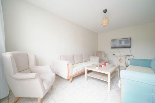 - un salon avec deux chaises, un canapé et une table dans l'établissement appartement saint ouen sur Seine, à Saint-Ouen