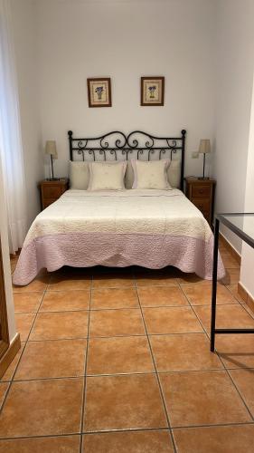 El HornilloにあるCasa San Marcosのタイルフロアのベッドルーム1室(ベッド1台付)
