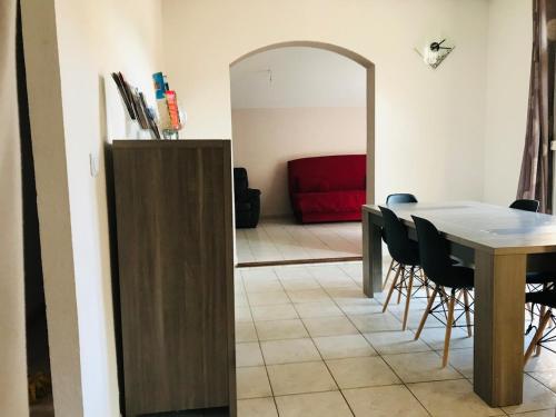 une salle à manger avec une table et un miroir dans l'établissement Appartement avec grande terrasse plein sud, à Perpignan