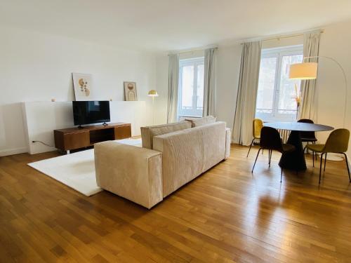 un salon avec un canapé et une table dans l'établissement Le RUTHENE, à Rodez