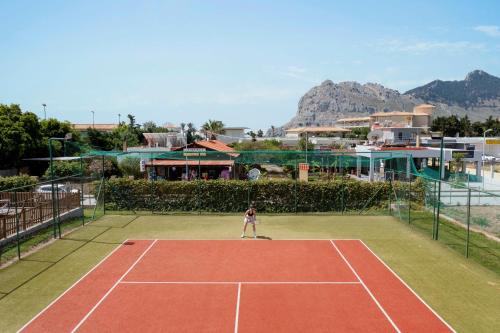 Instalaciones para jugar a tenis o squash en Leonardo Kolymbia Resort Rhodes o alrededores