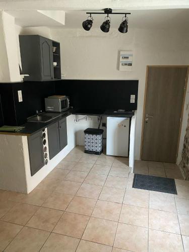 une cuisine avec un évier et un plan de travail dans l'établissement Studio au cœur du village, à Lorgues