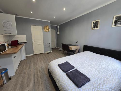 Cet appartement comprend une chambre avec un lit, une cuisine et un bureau. dans l'établissement appartement hypercentre 301 +WIFI+INDEPENDANT+ CUISINE TOILETTE SALLE DE BAIN PRIVATIVE, à Valenciennes