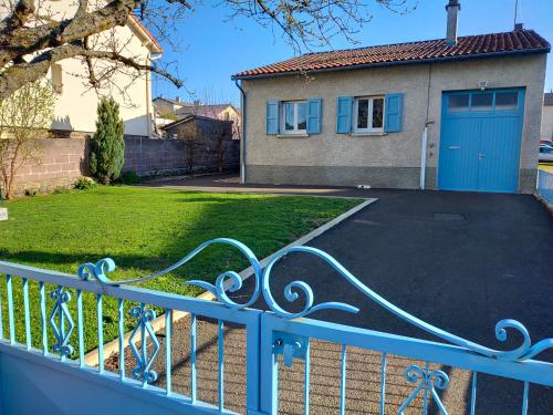 une clôture bleue devant une maison avec une allée dans l'établissement Chez Tata Malou - Maison avec jardin, cour fermée, proche toutes commodités, à Saint-Julien-Chapteuil