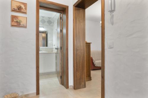 a hallway with a door leading into a room at Casa Huerta 1 in Conil de la Frontera