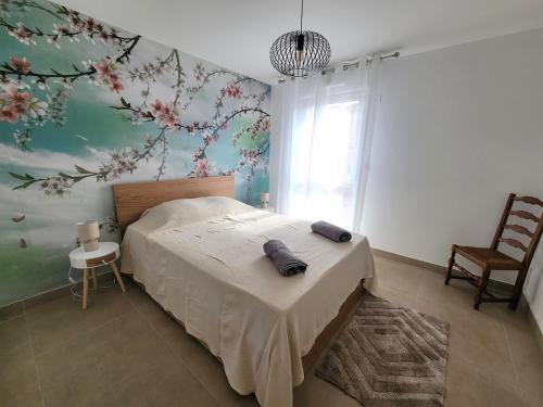une chambre avec un lit avec un tableau sur le mur dans l'établissement Le Terra Tosca, bel appartement, 2 pas de la plage, à Fréjus