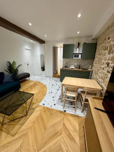 un salon avec une table et une cuisine dans l'établissement Séjour magique au cœur de Paris, à Paris