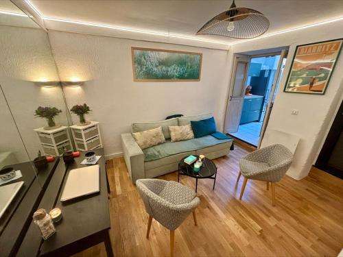 比亚里茨Confort, halles et plage à pied Biarritz centre的客厅里有一张沙发和一张桌子。