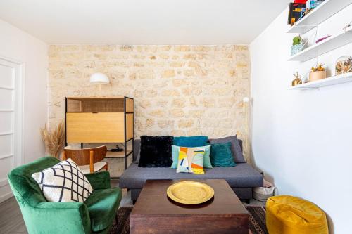 un salon avec un canapé et une table dans l'établissement GuestReady - Charm & Comfort near Canal St Martin, à Paris
