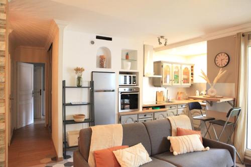 un salon avec un canapé et une cuisine dans l'établissement Appartement hyper centre ville Epernay - Champagne, à Épernay