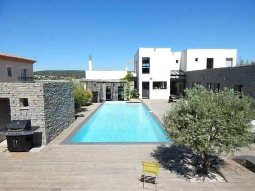 une piscine devant un immeuble dans l'établissement Splendide Villa en bordure de Golf, à Saint-Gély-du-Fesc