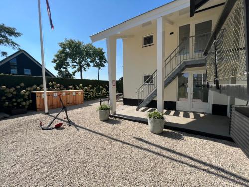 a scooter parked in front of a building at Plassenzicht Logies & Sloepverhuur in Loosdrecht