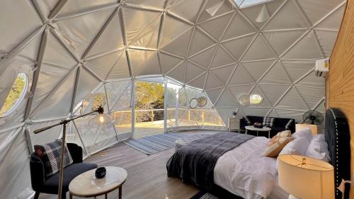 Ένα ή περισσότερα κρεβάτια σε δωμάτιο στο Sublime Glamping Dome in Texas for Memorable Vacations in Burnet