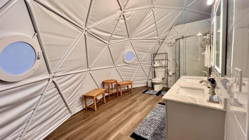 Ένα μπάνιο στο Sublime Glamping Dome in Texas for Memorable Vacations in Burnet