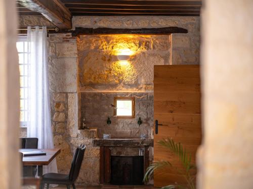 Φωτογραφία από το άλμπουμ του Villa Thun - Piscine - Maison de caractère au milieu des vignes σε La Celle-sous-Gouzon