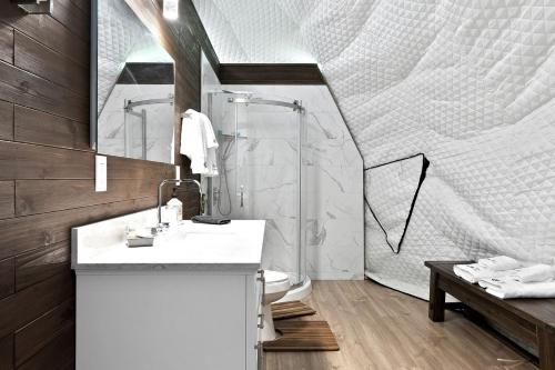 Ένα μπάνιο στο Luxury Glamping Retreat in Texas, Dome Rental for Perfect Nature Escapes