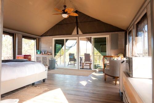 Una cama o camas en una habitación de Fully-Equipped Safari Tent Rental in Burnet for Luxury Glamping in Texas