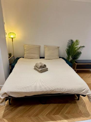 un lit avec deux serviettes dessus dans l'établissement Séjour magique au cœur de Paris, à Paris