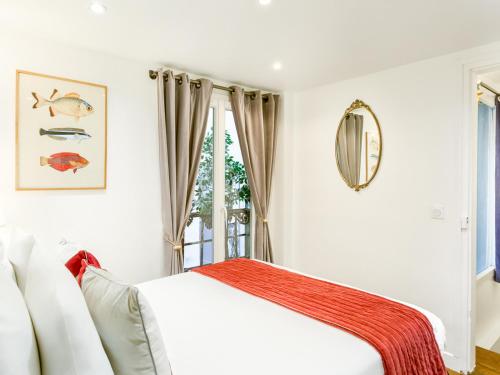 une chambre blanche avec un lit et une fenêtre dans l'établissement Merveil - Luxury Suite - Louvre - Aboukir II, à Paris