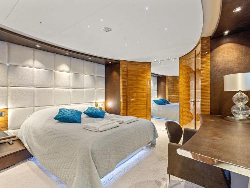 Trackside superyacht VIP Cabin - TIAMAT