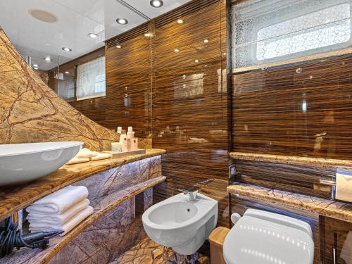 Koupelna v ubytování Trackside superyacht VIP Cabin - TIAMAT