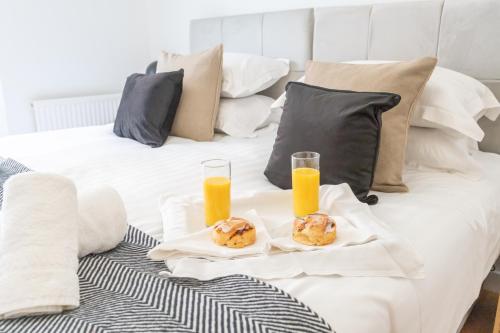 Katil atau katil-katil dalam bilik di Spacious 2 Bedroom Apartment in Bedford, Near Milton Keynes & Local Business Parks