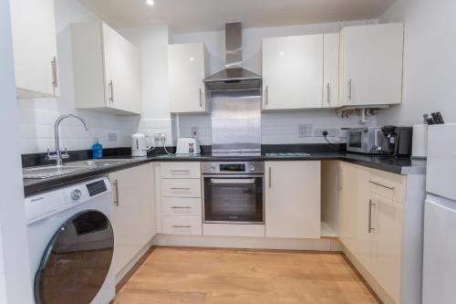 Dapur atau dapur kecil di Spacious 2 Bedroom Apartment in Bedford, Near Milton Keynes & Local Business Parks