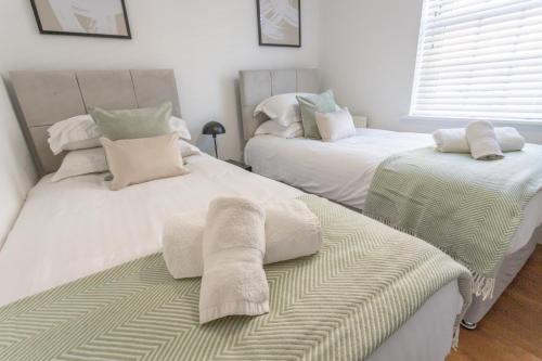 Katil atau katil-katil dalam bilik di Spacious 2 Bedroom Apartment in Bedford, Near Milton Keynes & Local Business Parks