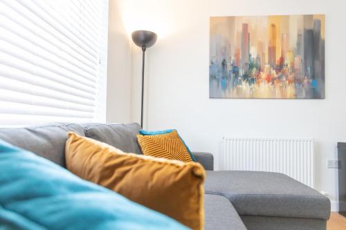Ruang duduk di Spacious 2 Bedroom Apartment in Bedford, Near Milton Keynes & Local Business Parks