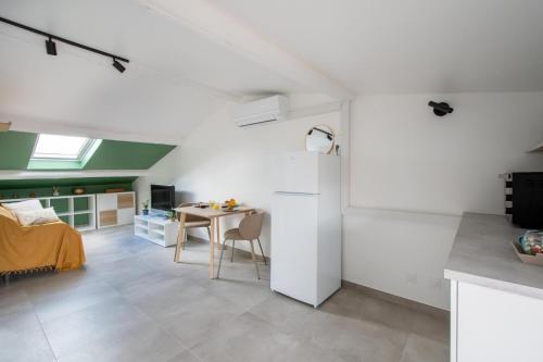 Cette chambre dispose d'une cuisine et d'une table. dans l'établissement Beaux Arts Proche Tram et Corum Climatisation Quartier Bohème, à Montpellier