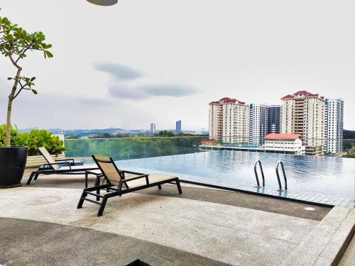 Bazén v ubytování AZFA Suite13 at De Centrum Putrajaya-Bangi nebo v jeho okolí