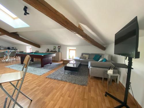 Televisyen dan/atau pusat hiburan di Billard Lounge loft détente avec Billard & Netflix by BoookingFuté