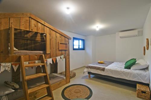 - une chambre avec des lits superposés, un lit et une échelle dans l'établissement Homekeeper 3 villas récentes vue mer piscine privée, à Conca