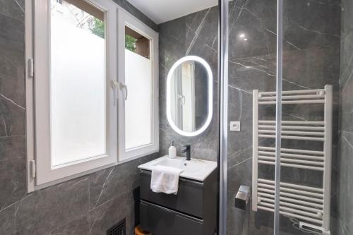 une salle de bain avec un lavabo et un miroir dans l'établissement Cabana & Le Carrefour Lyonnais - Metro 5 min, à Villeurbanne