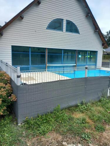 une maison avec une clôture devant dans l'établissement Bel appartement au bord du lac à Arreau, 40 m² avec piscine, à Arreau