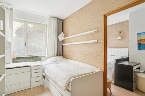 une chambre avec un lit, un bureau et un lavabo dans l'établissement Place Victor Hugo - Mesnil 1bdr by B'Your Home, à Paris