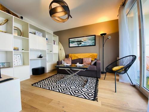 un salon avec un canapé et une table dans l'établissement Casa Front de Maine, à Angers