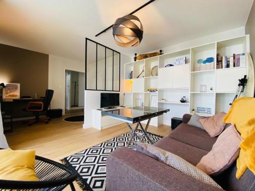 un salon avec un canapé et une table dans l'établissement Casa Front de Maine, à Angers